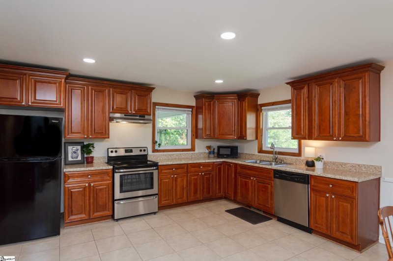 Property image 3 at 204 Hillside Drive, Greer, SC 29651