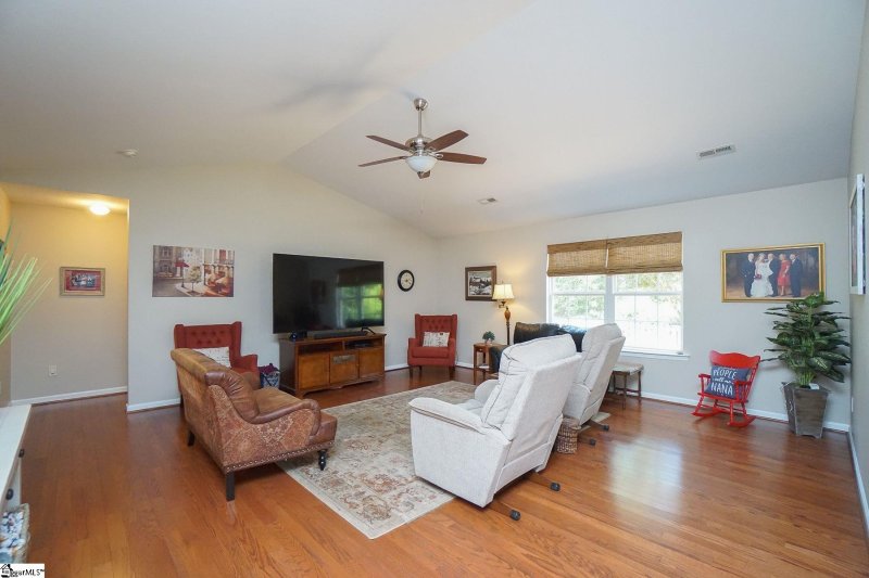 Property image 4 at 107 Landing Lane, Simpsonville, SC 29681