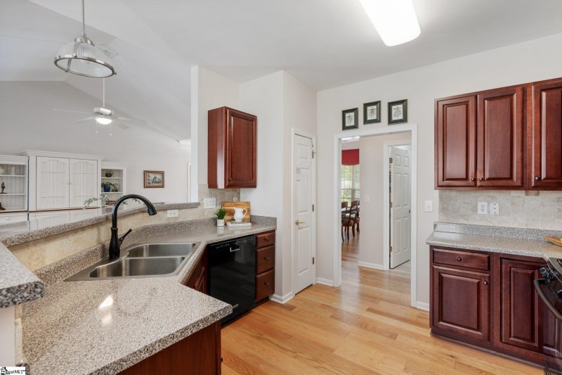 Property image 5 at 15 Hanging Moss Lane, Greenville, SC 29615