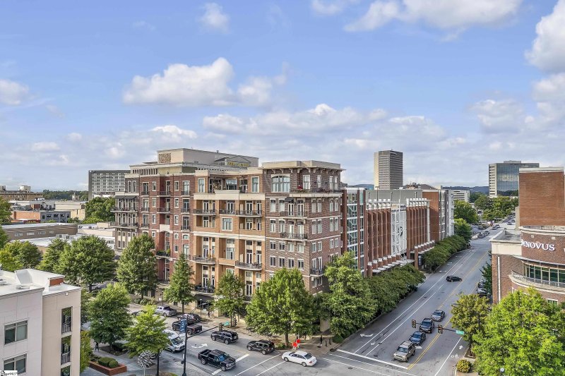 Property image 3 at 111 E Mcbee Avenue, Greenville, SC 29601