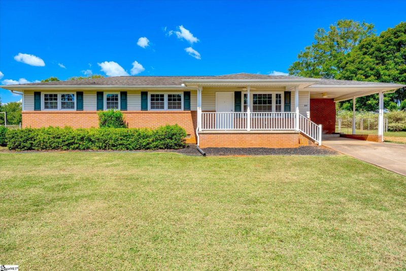 Property image 2 at 307 Lavonne Avenue, Easley, SC 29642