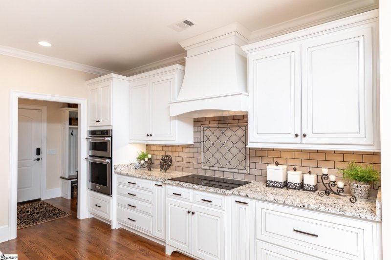 Property image 4 at 300 Shorewinds Court, Seneca, SC 29672