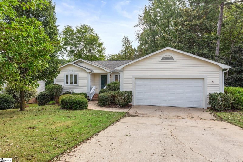 4 Woodtrace Circle