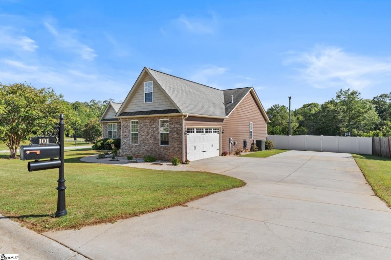 Property image 2 at 101 Still Creek Court, Easley, SC 29640