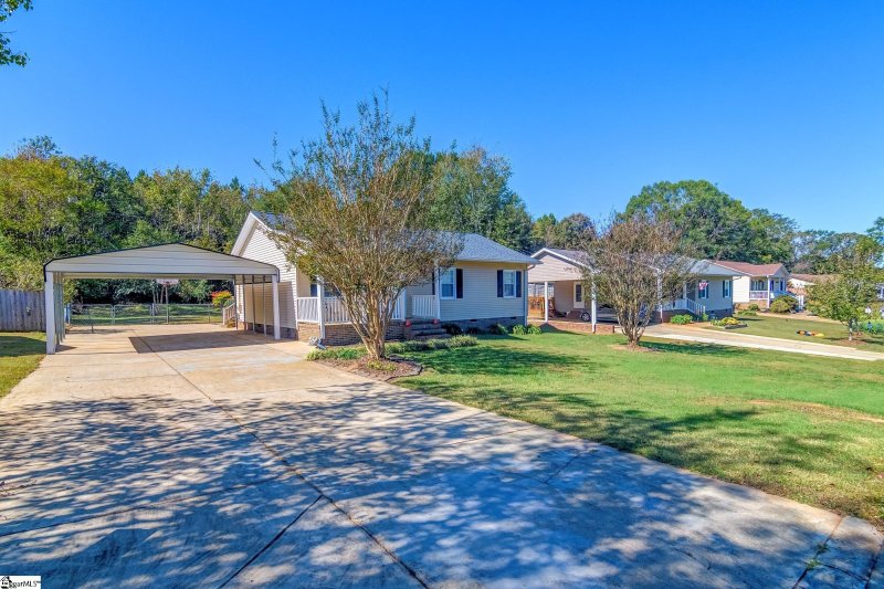 Property image 2 at 210 Willow Branch Drive, Simpsonville, SC 29680