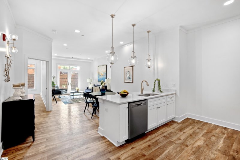Property image 2 at 98 E Mcbee Avenue, Greenville, SC 29601