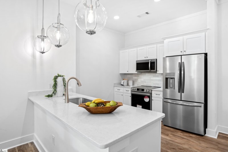 Property image 3 at 98 E Mcbee Avenue, Greenville, SC 29601