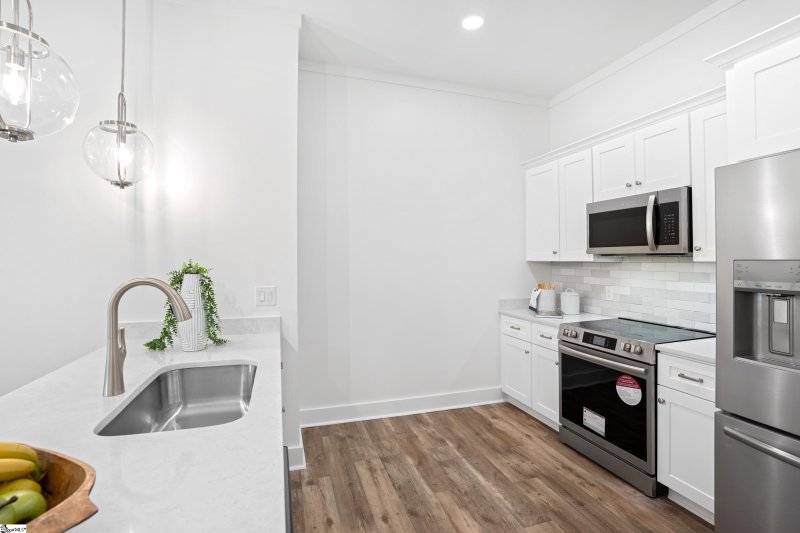 Property image 4 at 98 E Mcbee Avenue, Greenville, SC 29601
