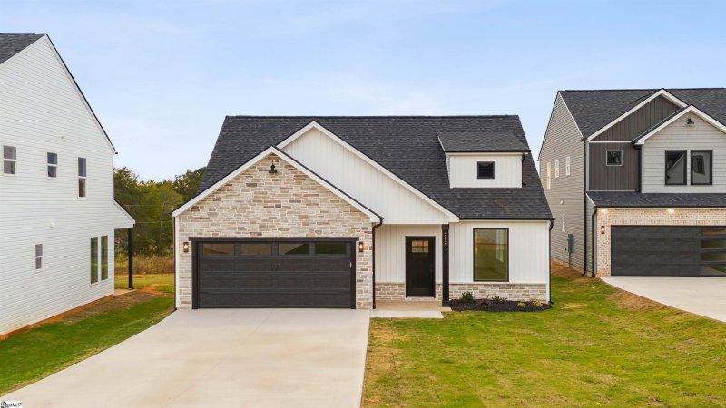 Property image 3 at 2027 Meadow Glen Court, Chesnee, SC 29323