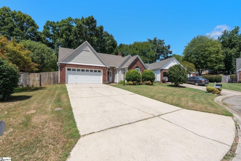 Property image 3 at 15 Hazelnut Court, Taylors, SC 29687