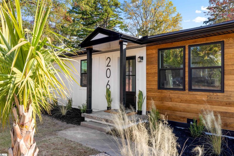 Property image 2 at 206 W Belvedere Road, Greenville, SC 29605