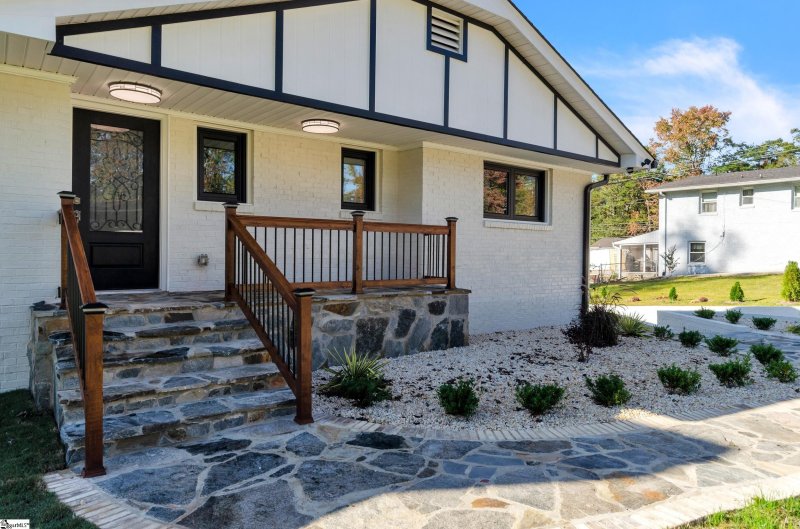 Property image 2 at 4 Roberta Drive, Greenville, SC 29615