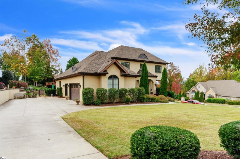 Property image 2 at 2 Spoleto Court, Greenville, SC 29609