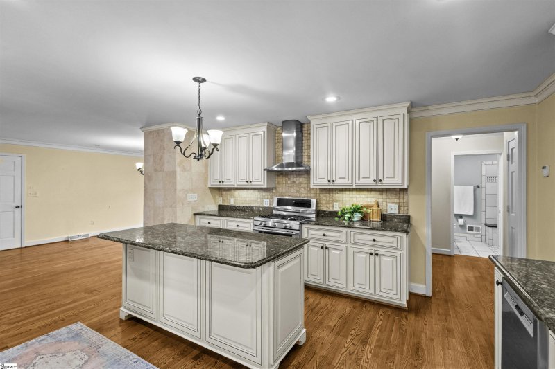 Property image 5 at 115 W Queen Ann Road, Greenville, SC 29615