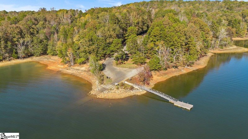 Property image 5 of 135 Choestoea Road in Foxwood Hills, Westminster, SC 29693