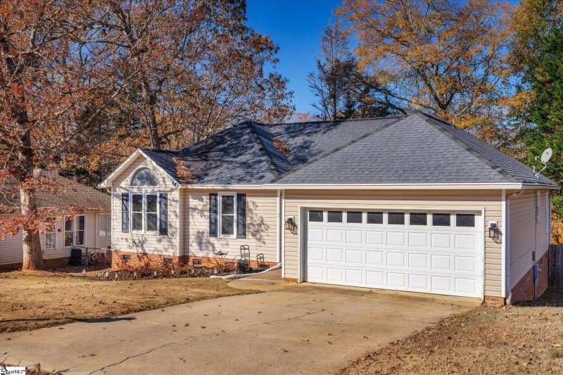 Property image 3 of 138 Hatteras Lane in Ambergate, Simpsonville, SC 29680
