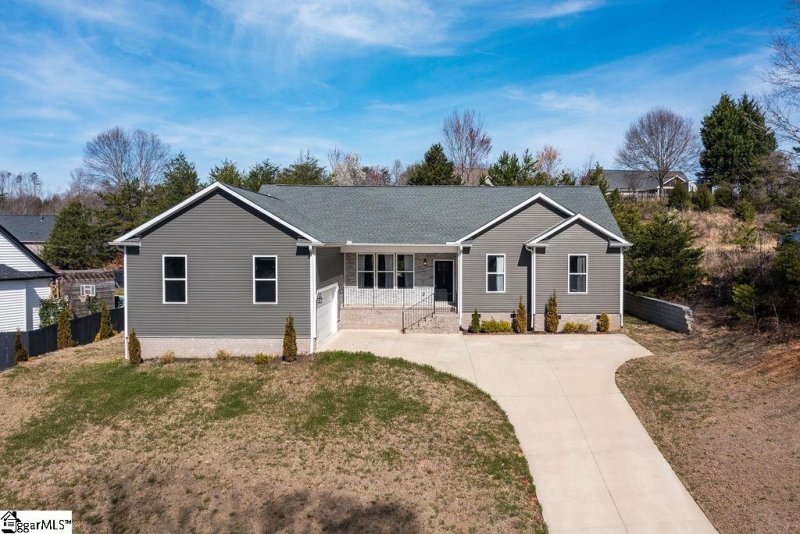 Property image 2 at 712 Rock Cliff Street, Greenville, SC 29617-6746