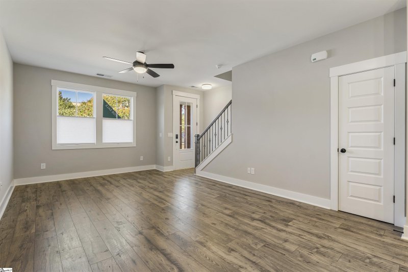 Property image 2 of 1196 North Pleasantburg Drive in Renaissance Place, Greenville, SC 28607