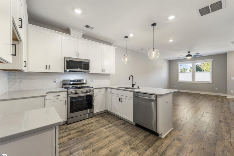 Property image 3 of 1196 North Pleasantburg Drive in Renaissance Place, Greenville, SC 28607