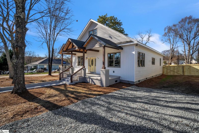 Property image 2 at 16 Elmwood Avenue, Greenville, SC 29611-5406
