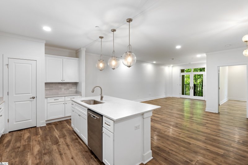Property image 2 at 98 E Mcbee Avenue, Greenville, SC 29601