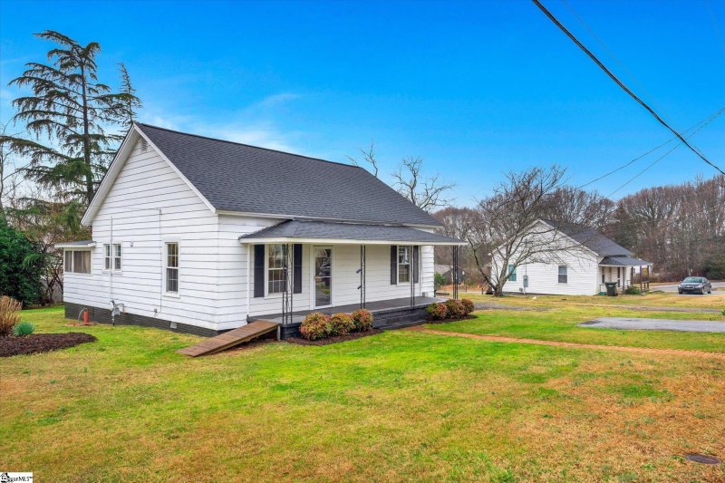 Property image 3 at 102 S 7th Street, Easley, SC 29640-3424