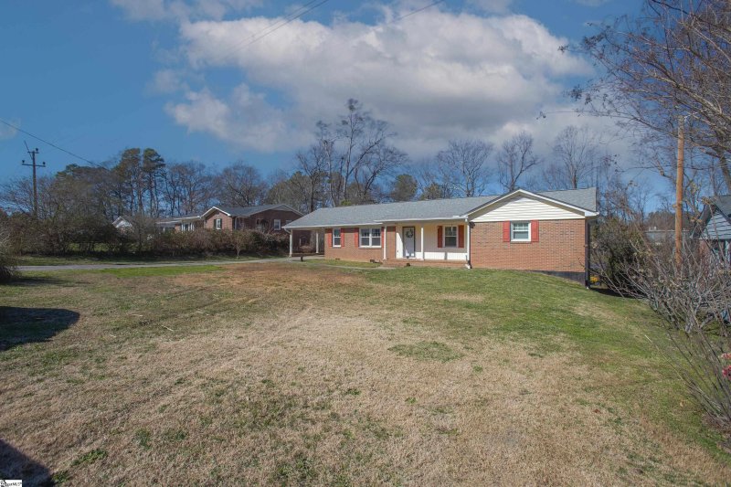 Property image 3 at 413 Fairhaven Drive, Taylors, SC 29687