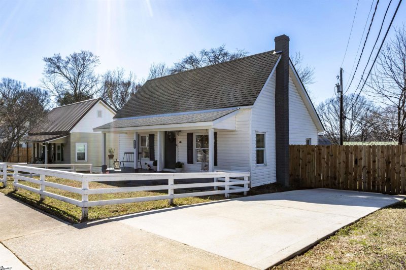 Property image 3 at 202 Woodside Avenue, Fountain Inn, SC 29644