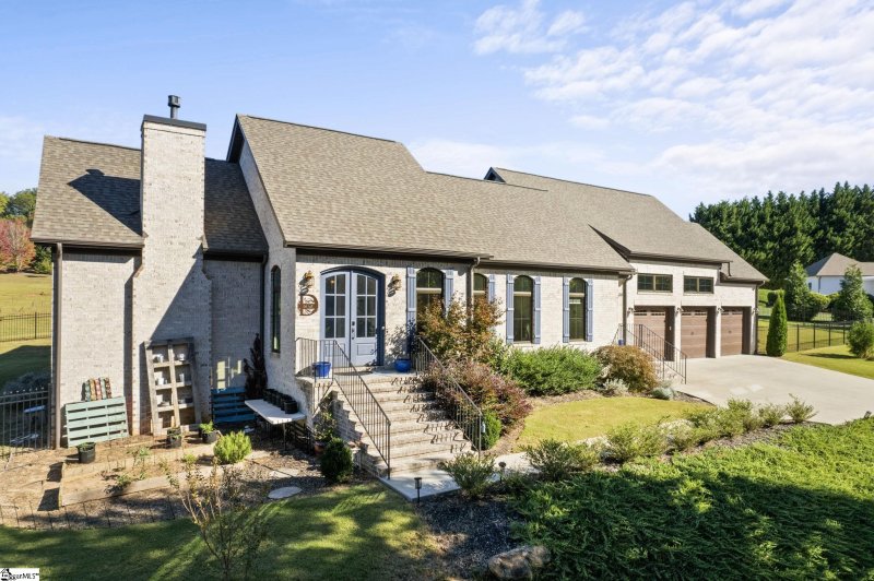 Crescent Mountain Vineyard, Travelers Rest community