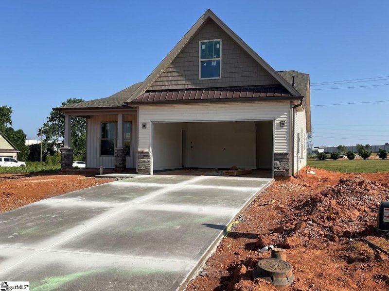 Property image 2 of 211 Chapel Creek Court in Edgewood Estates, Greenville, SC 29605