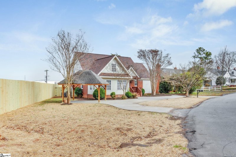 Property image 2 of 21 Fore Avenue in East Highland Estates, Greenville, SC 29607-3217