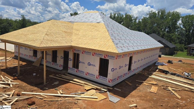 Property image 3 of 201 Rolling Waters Drive in Hidden Lake Estates, Greenville, SC 29605