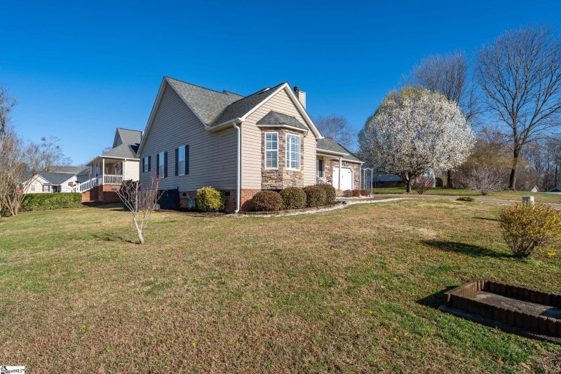 Property image 3 at 10 Montvale Drive, Simpsonville, SC 29681