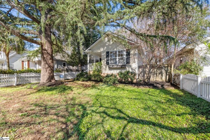 Property image 2 at 17 Simmons Avenue, Greenville, SC 29607