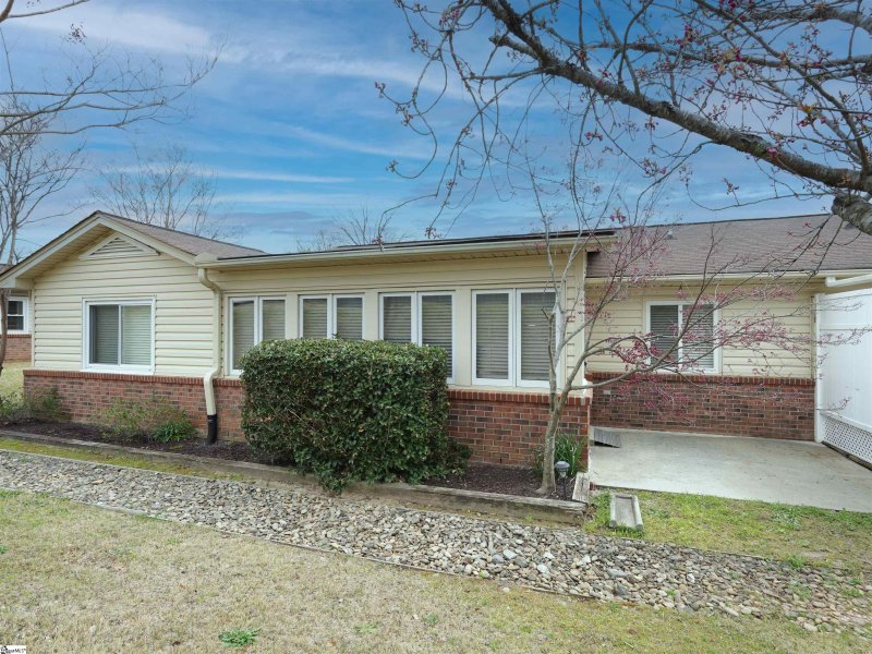 Property image 3 at 414 Lakeside Circle, Greenville, SC 29615-5325