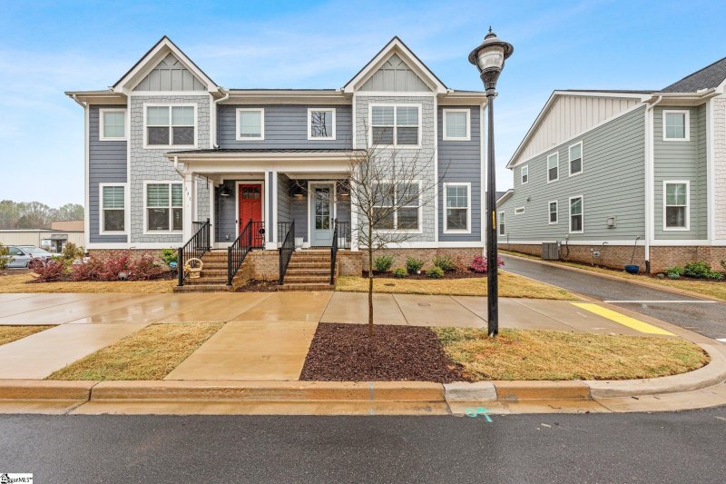 The Rows at Pinestone, Travelers Rest community