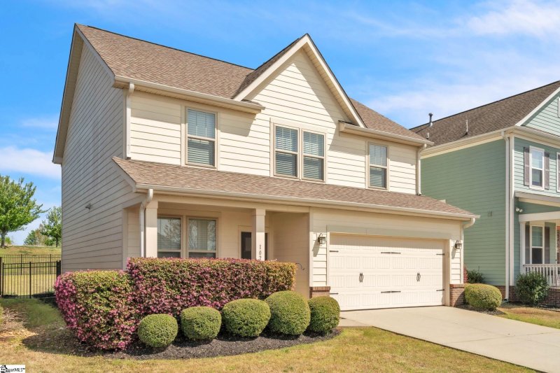 Property image 2 at 102 Lawndale Drive, Greer, SC 29651