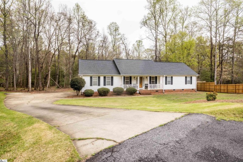 Property image 3 at 220 Palmetto Circle, Greer, SC 29651