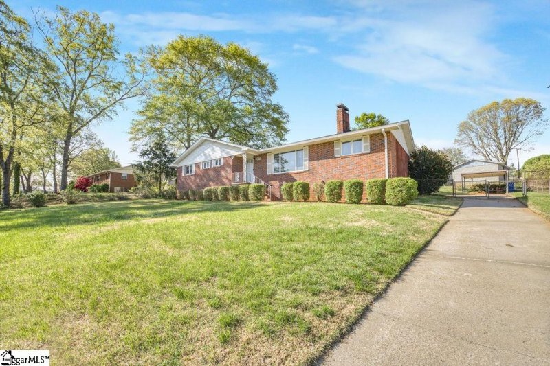 Property image 2 at 107 Alice Farr Drive, Greenville, SC 29617