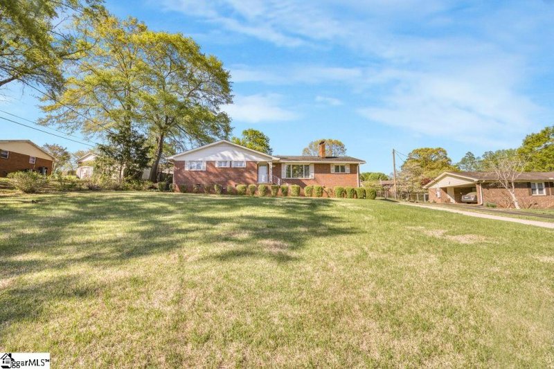 Property image 3 at 107 Alice Farr Drive, Greenville, SC 29617