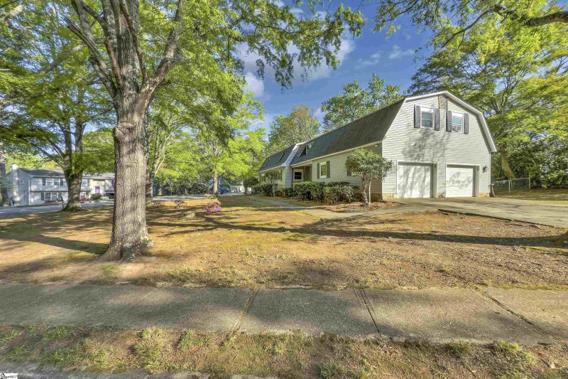 Property image 2 of 24 Dahlglen Avenue in Henderson Forest, Greenville, SC 29607