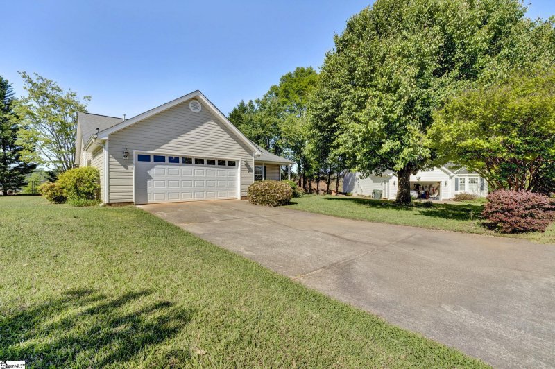 Property image 2 at 121 Meadow Hill Way, Taylors, SC 29687-5348