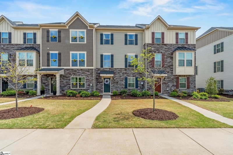 Market Point Townes, Greenville Community