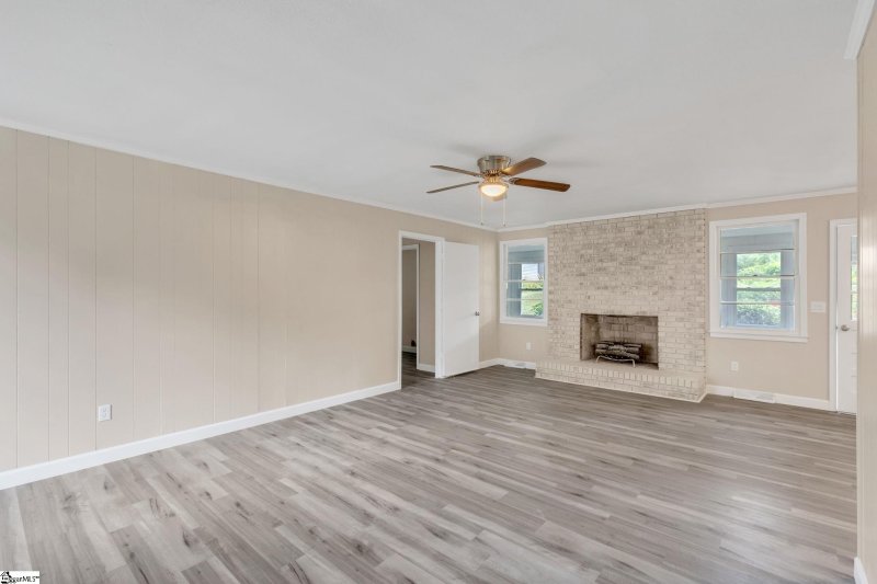 Property image 3 of 107 Carriage Lane in Colonial Acres, Simpsonville, SC 29681
