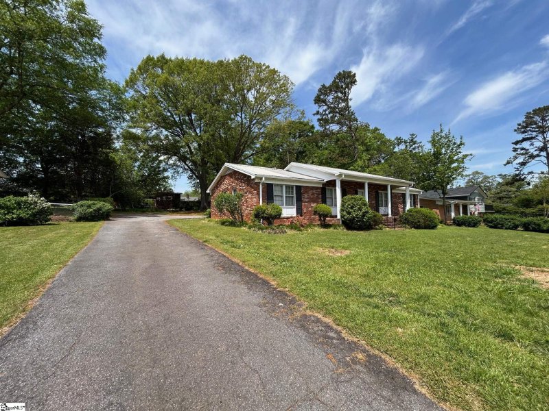 Property image 2 at 128 Saint James Drive, Spartanburg, SC 29301