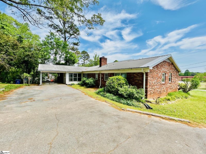 Property image 3 at 128 Saint James Drive, Spartanburg, SC 29301