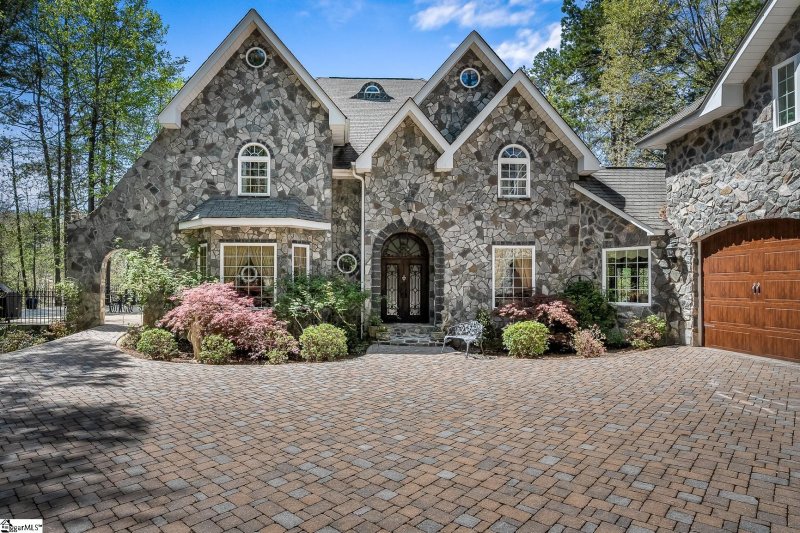 Property image 3 of 246 E Waters Edge Lane in Waters Edge, West Union, SC 29696