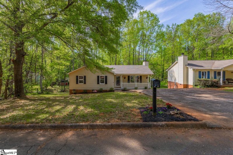 Property image 2 of 1012 Ken S Place in Peppertree, Taylors, SC 29687-4457