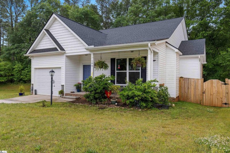 Property image 2 of 104 Colonial Court in Magnolia Pointe, Pendleton, SC 29670