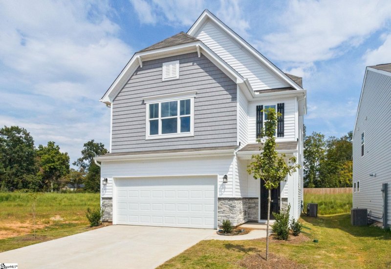 Property image 2 of 319 Metz Drive in Bellevue, Greenville, SC 29611